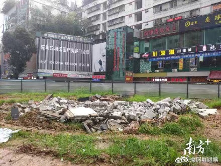 深圳市羅湖區(qū)東門時(shí)代廣場(chǎng)綠地公園施工圍擋等設(shè)施遭打砸